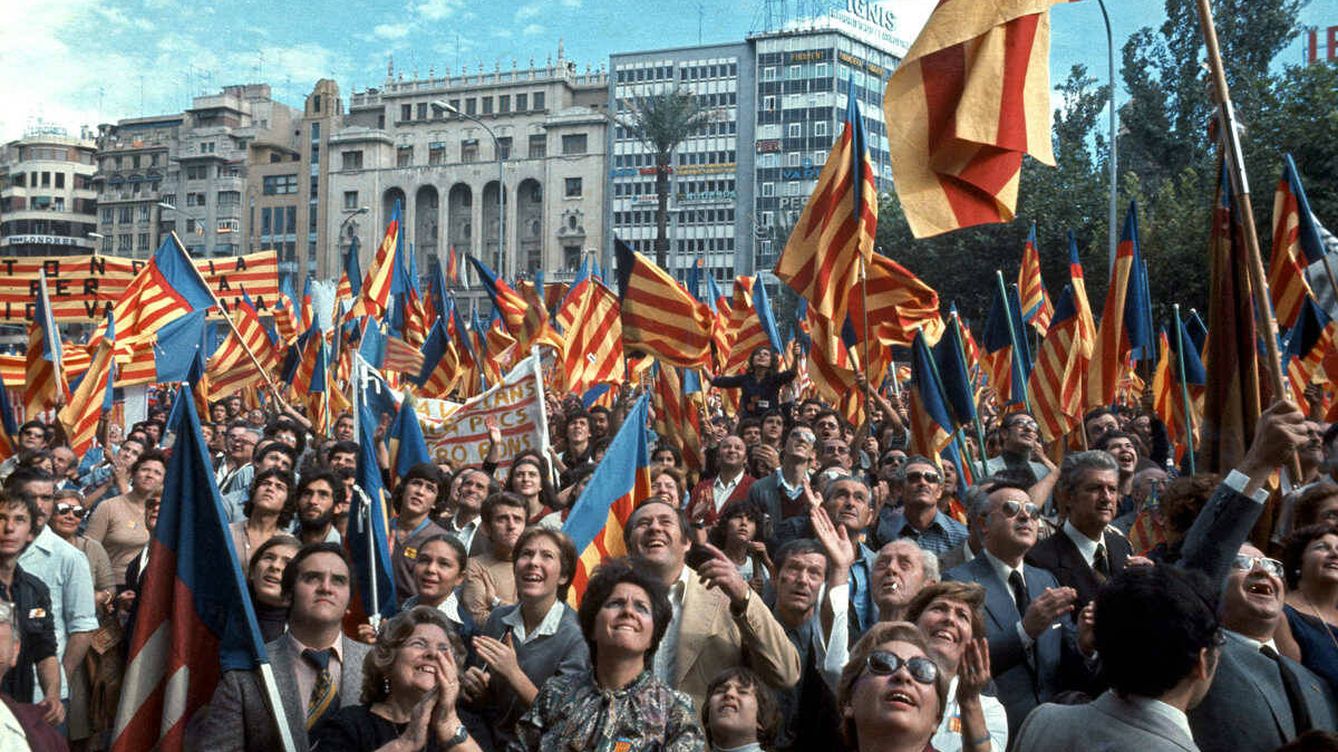 Foto: Multitudinaria manifestación el 9 de octubre de 1977 en Valencia para reclamar un Estatuto. (Cameraman)
