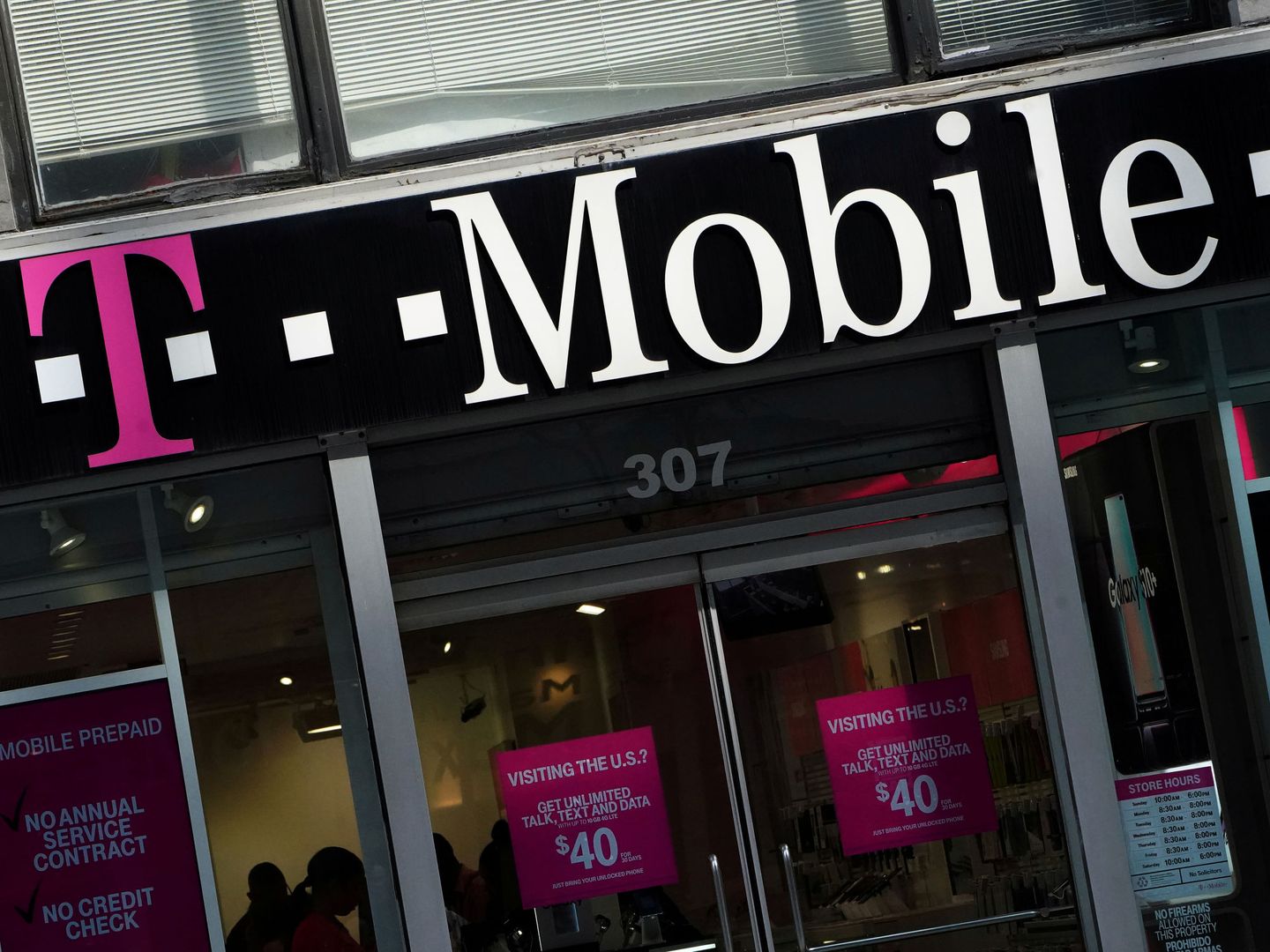 Fachada de una de las tiendas físicas de T-Mobile en EEUU. (Reuters)