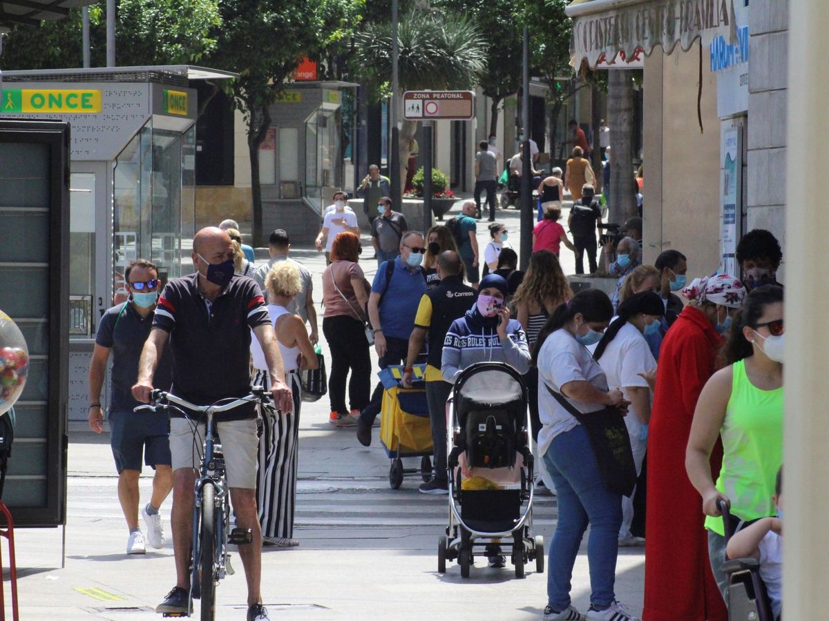 Foto: Varias personas pasean este viernes por una calle de Ceuta. (EFE)
