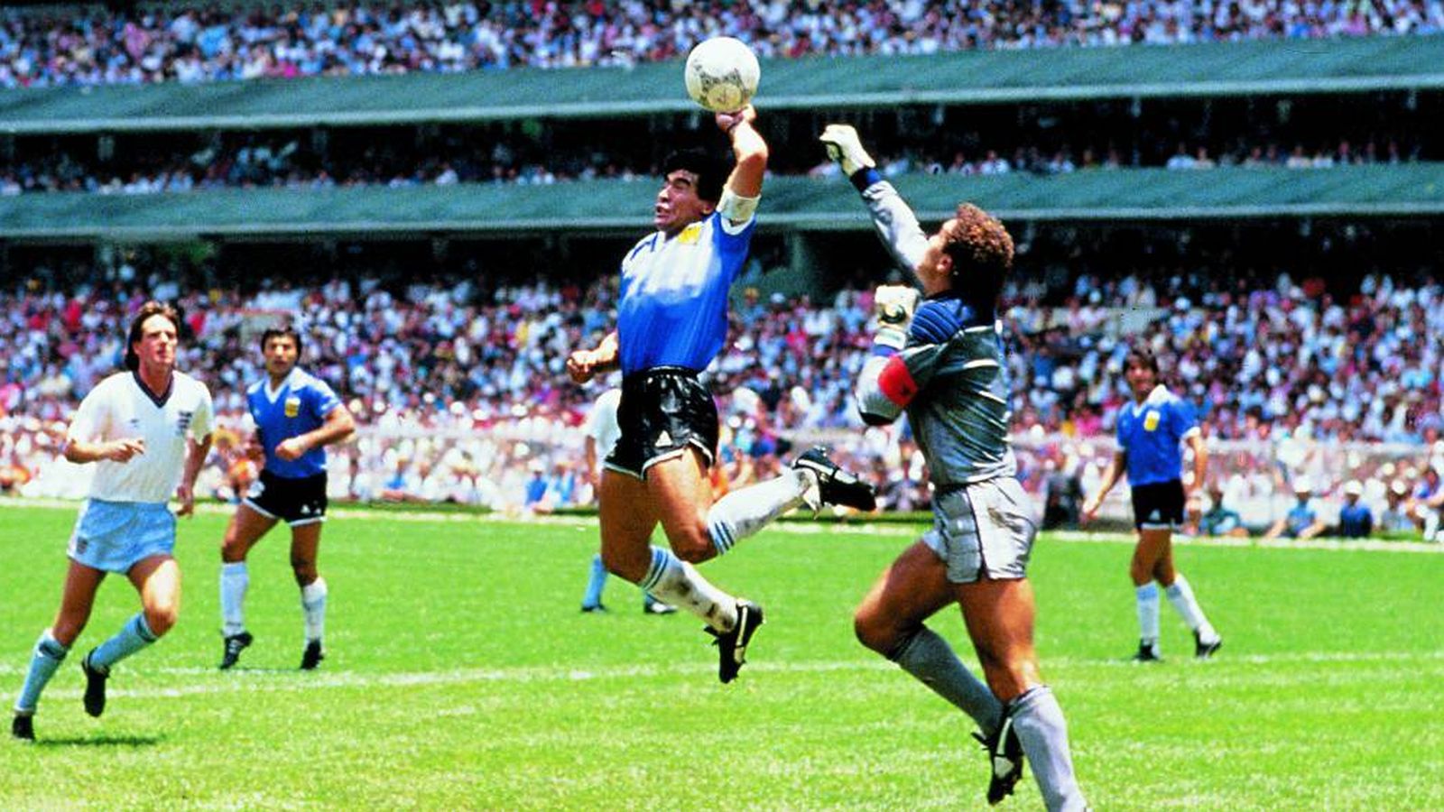 Foto: Imagen del famoso gol que Maradona le marcó con la mano a Inglaterra en el Mundial de Méxio 86