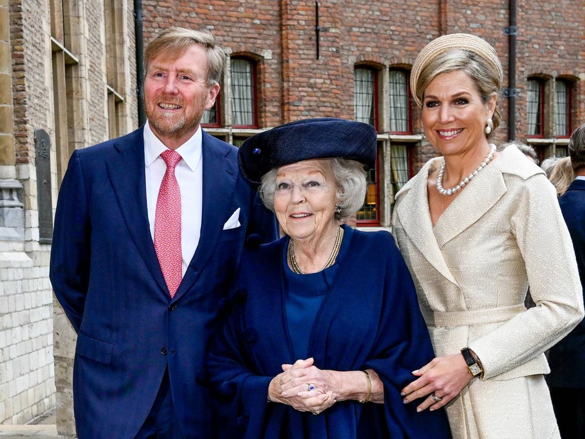 Foto: Los reyes de Holanda junto a la princesa Beatriz. (Gtres)