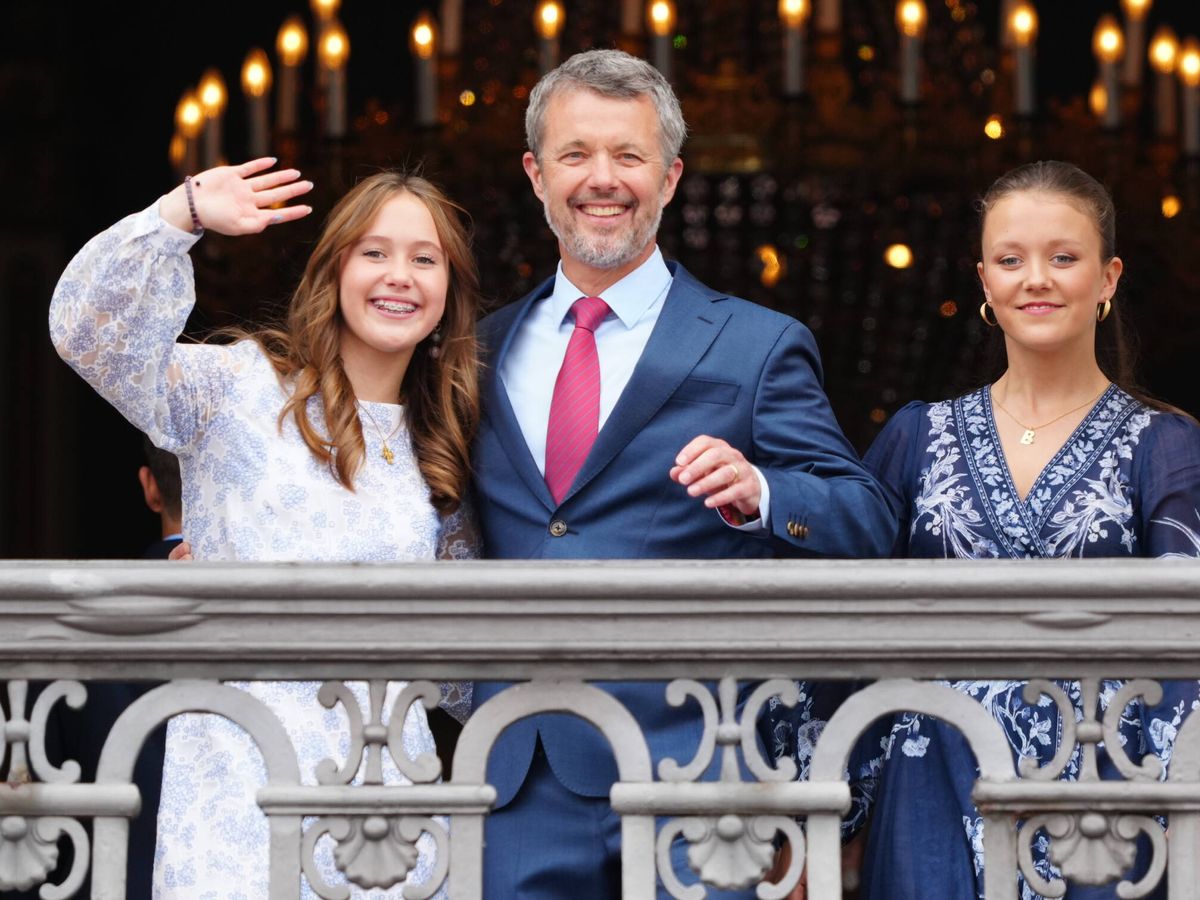 Foto: El rey Federico de Dinamarca junto a sus dos hijas, Isabella y Josephine. (Gtres)