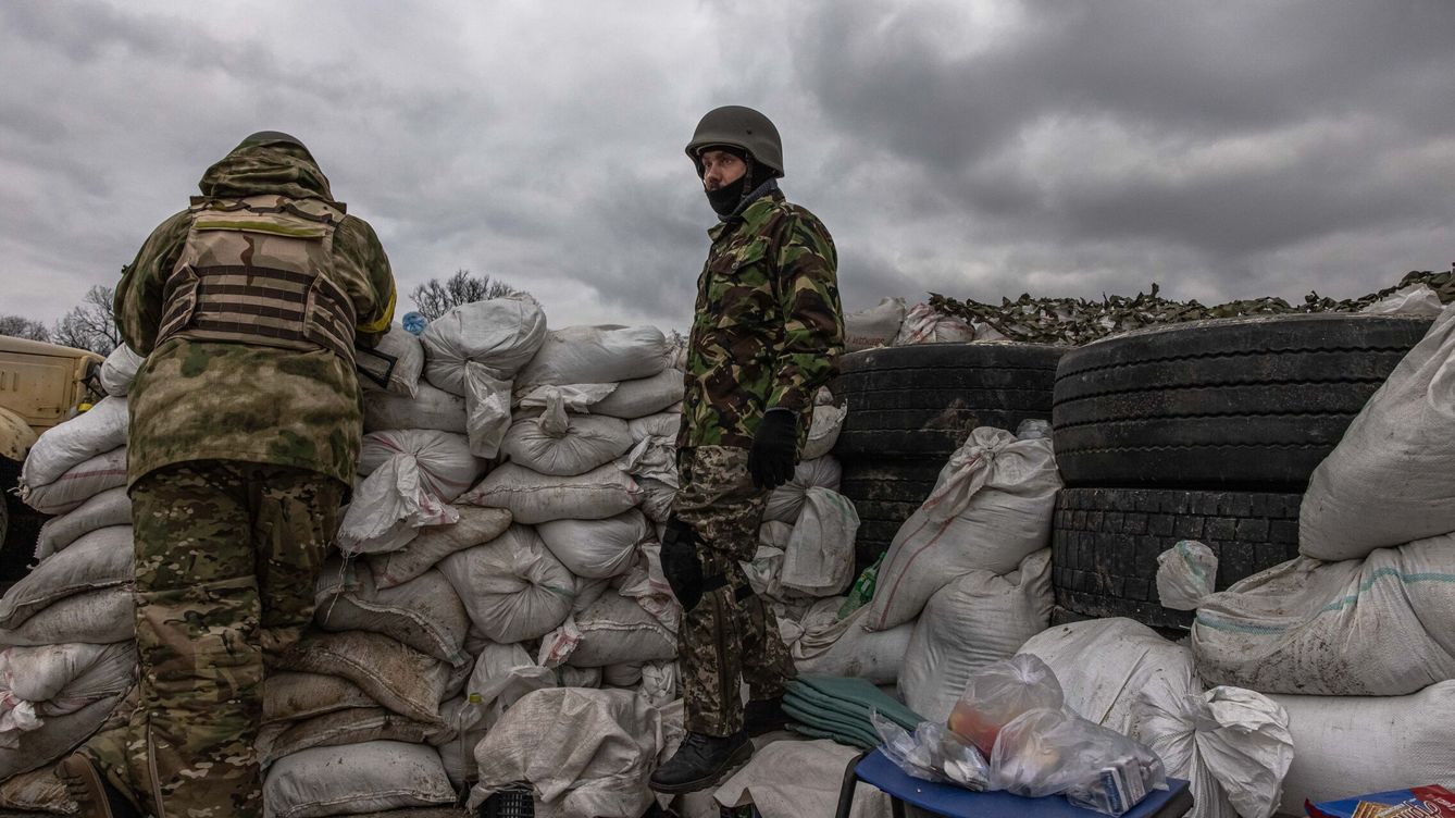 Foto: Miembros de las Fuerzas de Defensa Territorial en un control en Kiev. (EFE/Roman Pilipey)