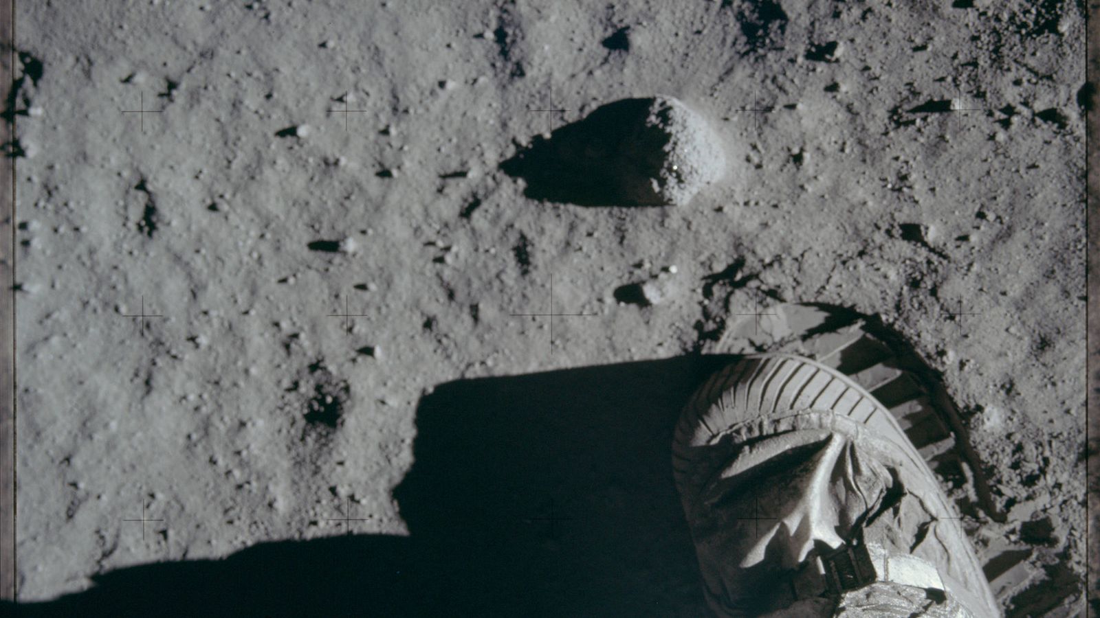 Foto: Momento en el Neil Armstrong pisa la luna. (Mediapro)