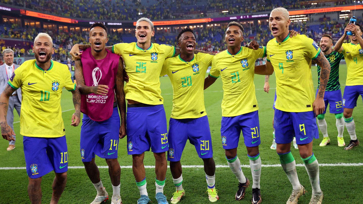 Los jugadores brasileños celebran su pase a cuartos tras golear a Corea del Sur.