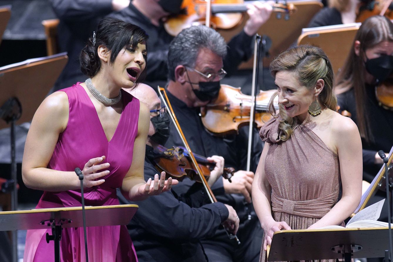 Las francesas Héloïse Mas (i) y Sabine Devieilhe, durante su actuación. (EFE) 