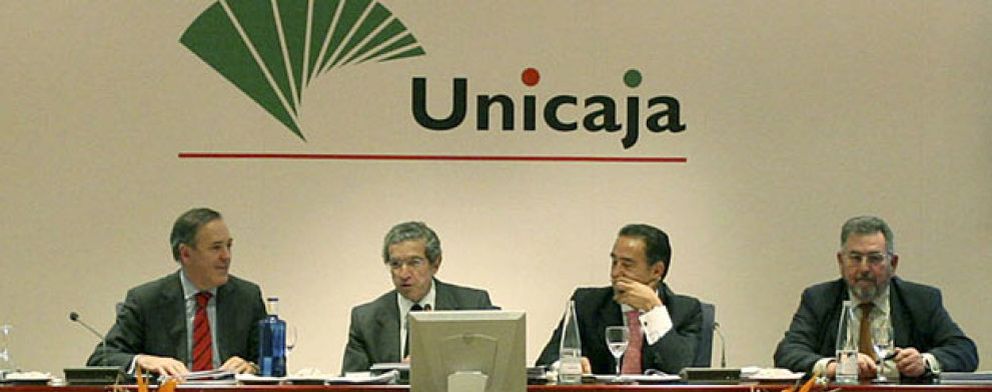 Foto: Unicaja y Cajasur ultiman su fusión para formar la sexta mayor caja de España