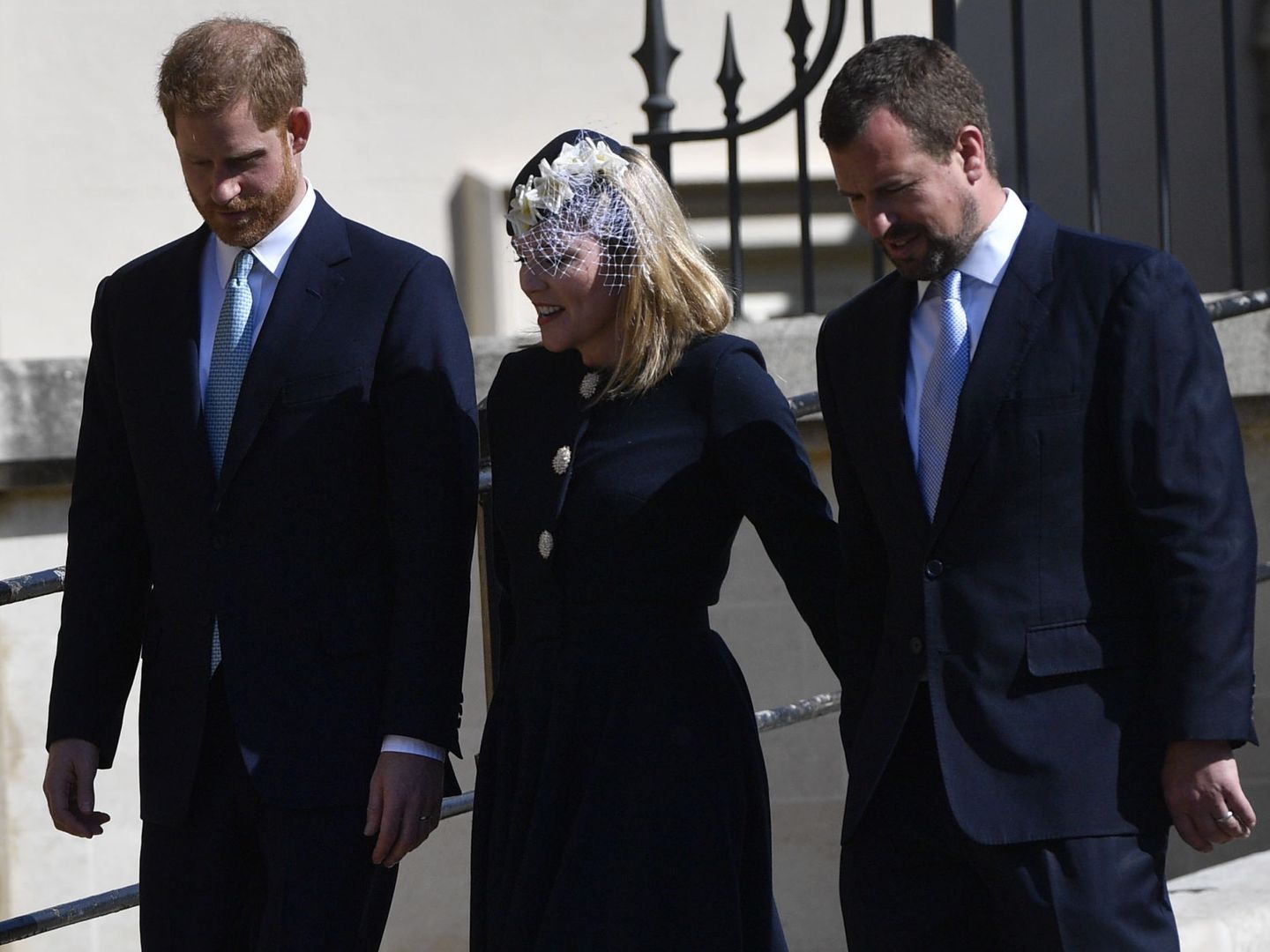La pareja, junto al príncipe Harry. (Reuters)