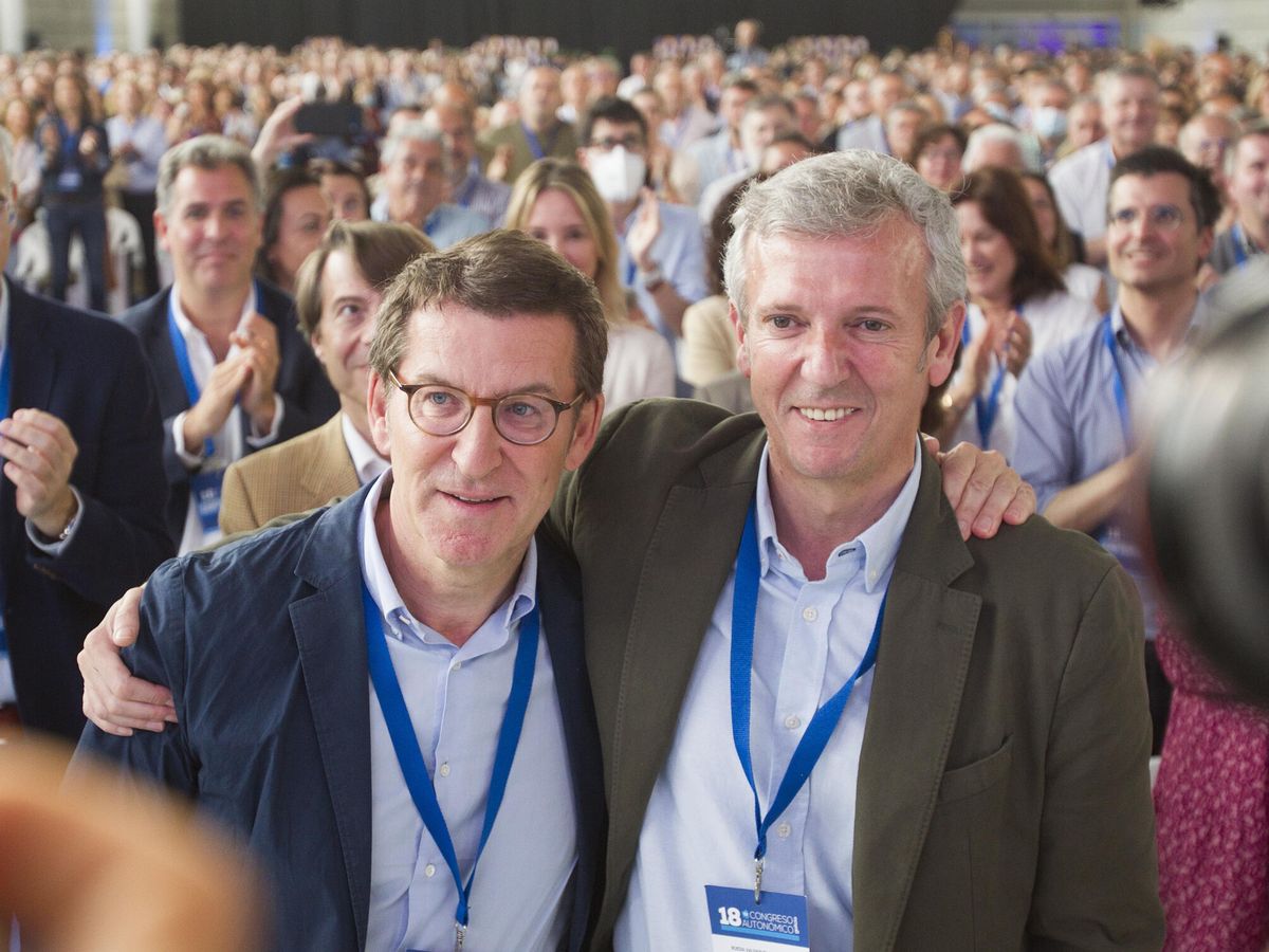 Foto: Feijóo, junto a Rueda, en el congreso del PP de Galicia. (EFE/Salvador Sas)