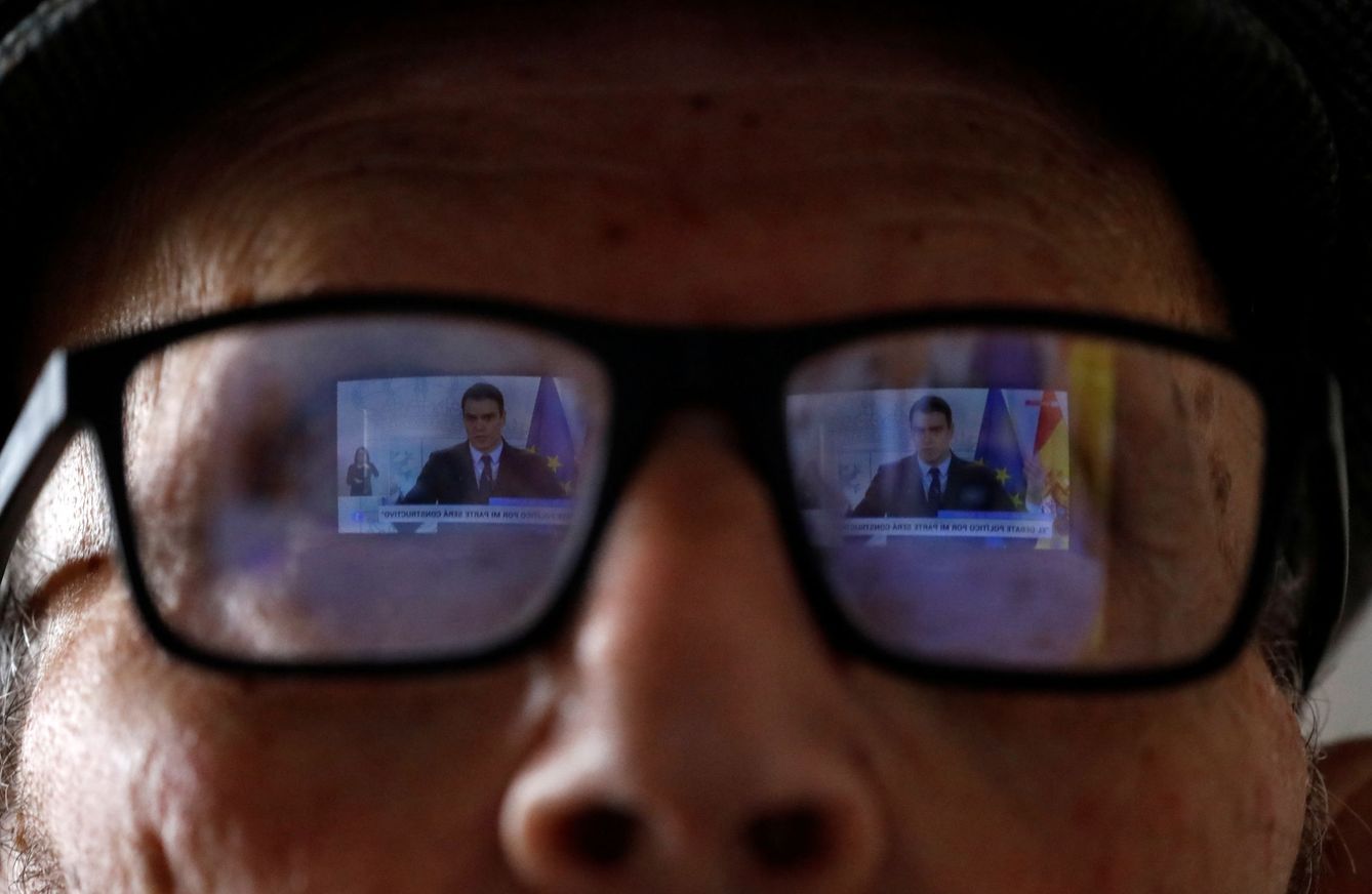 Un hombre ve una intervención de Pedro Sánchez en televisión. (Reuters)