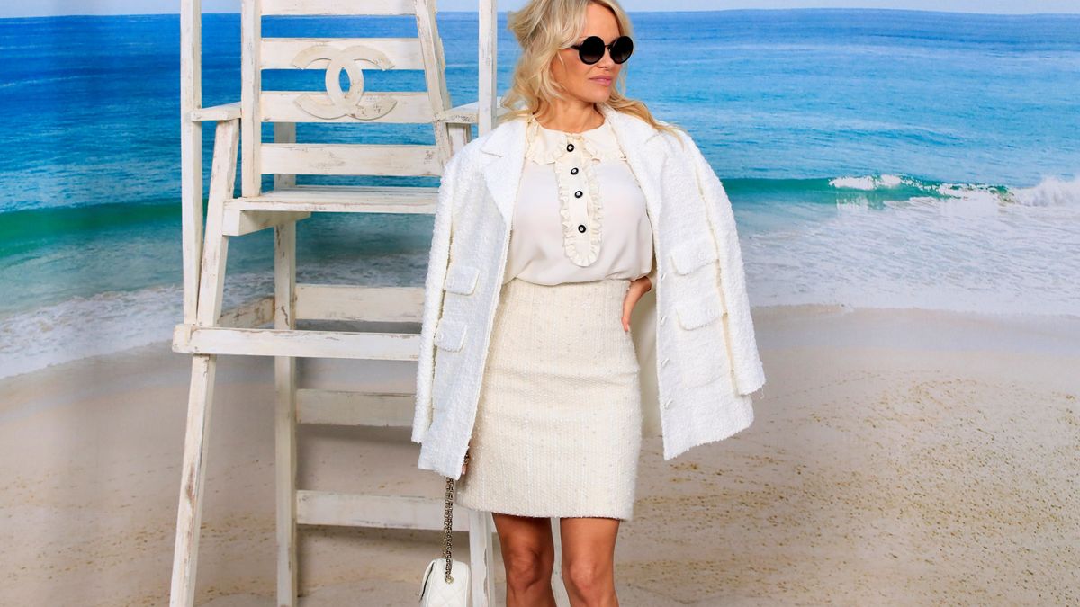 Pamela Anderson, vigilante de lujo en la playa de la nueva colección de Chanel