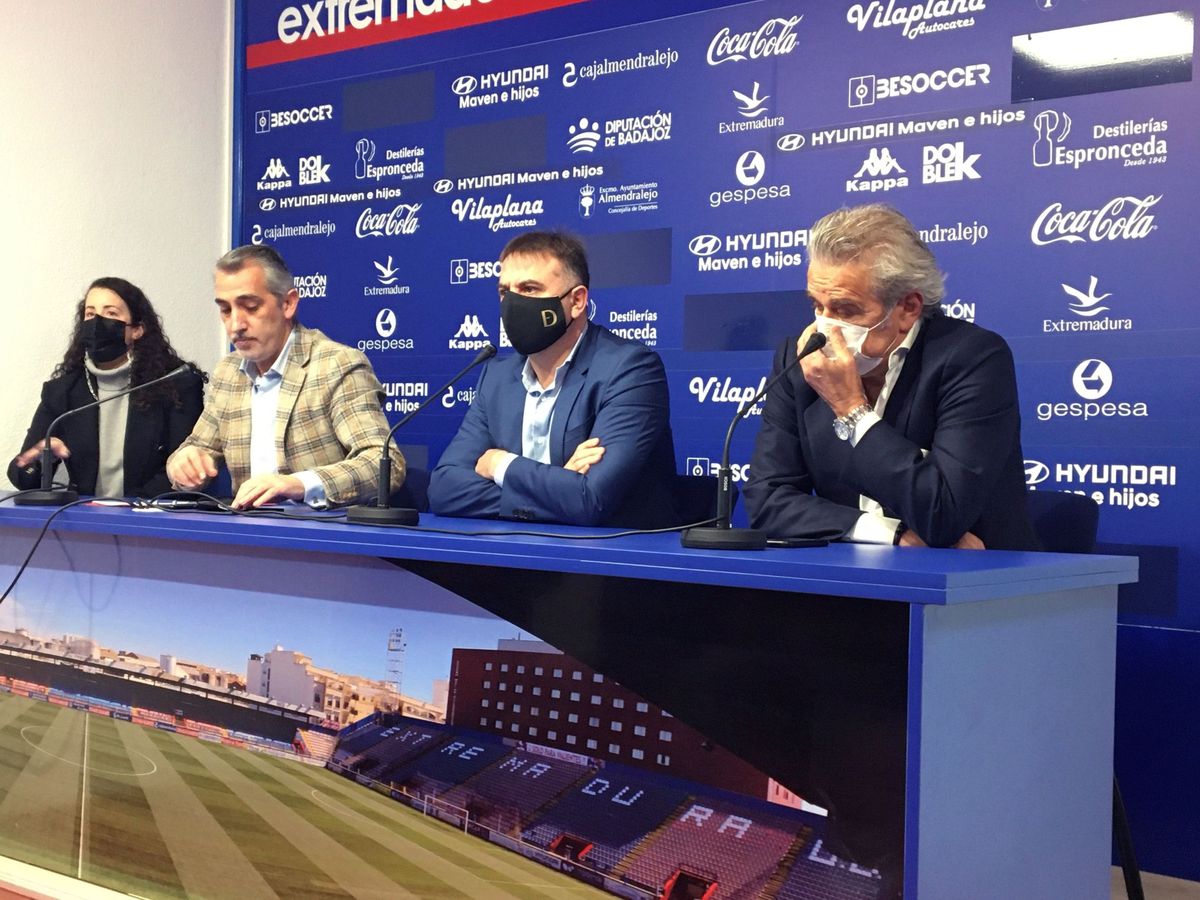 Foto: El presidente del Extremadura UD, Manuel Franganillo, presentó en enero la nueva estructura del club junto a Ramón Robert y Zoran Vekic. (Efe)