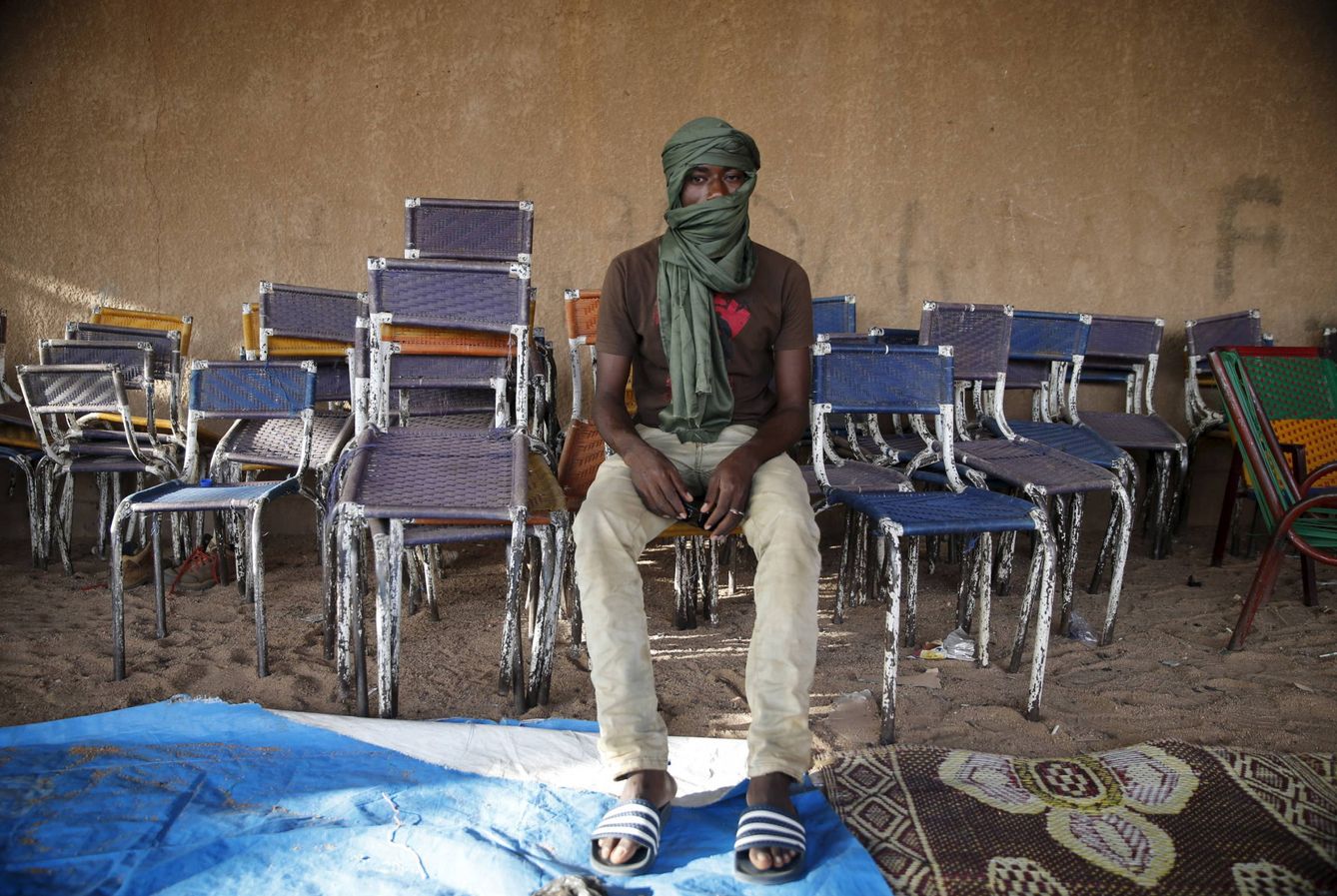 Migrant Nassirou, migrante nigeriano de 19 años, posa para una fotografía en Agadez. (Reuters)