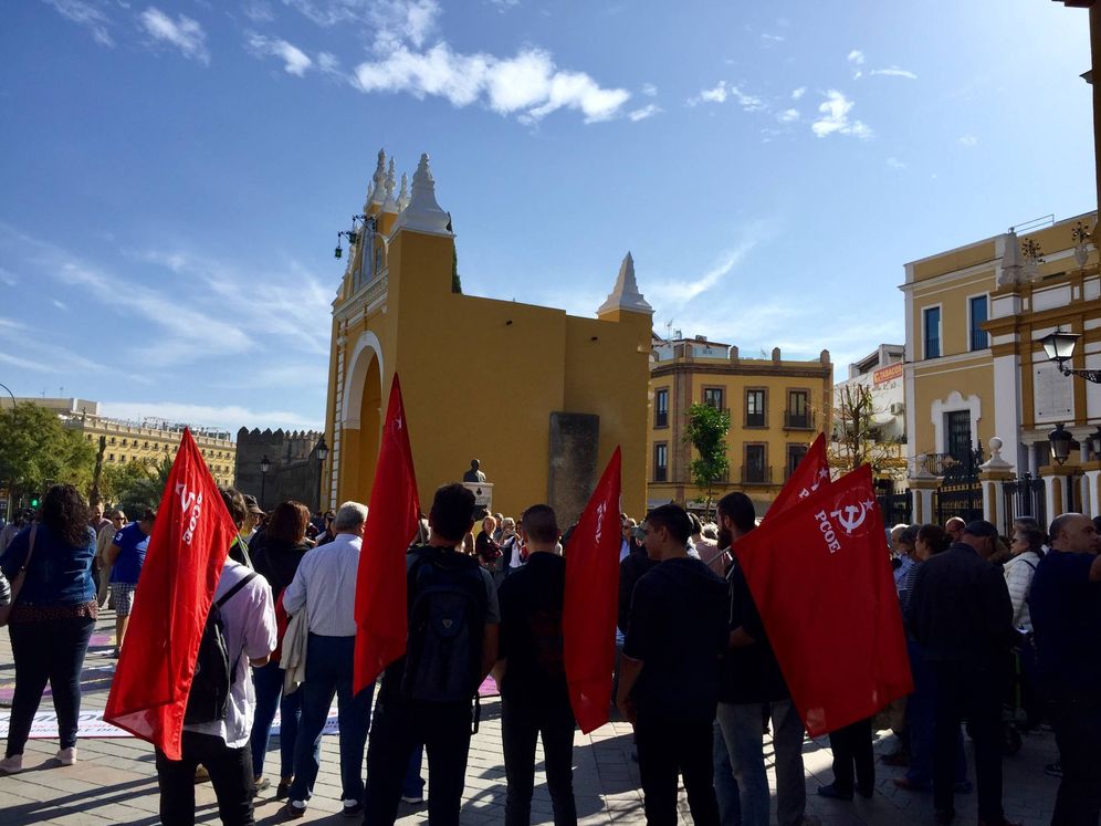 Foto: Protestas frente a la Basílica de la Macarena, donde está enterrado Queipo de Llano. (EC)