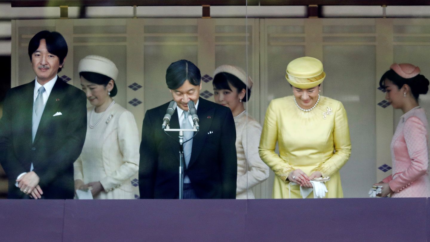 El emperador Naruhito, la emperatriz Masako, el príncipe Akishino y la princesa Kiko con sus hijas Mako y Kako. (Reuters)