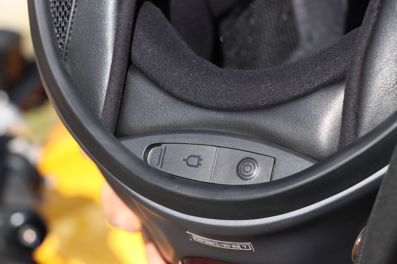 El conector para la recarga y el botón de encendido van en zona posterior de la base del casco.