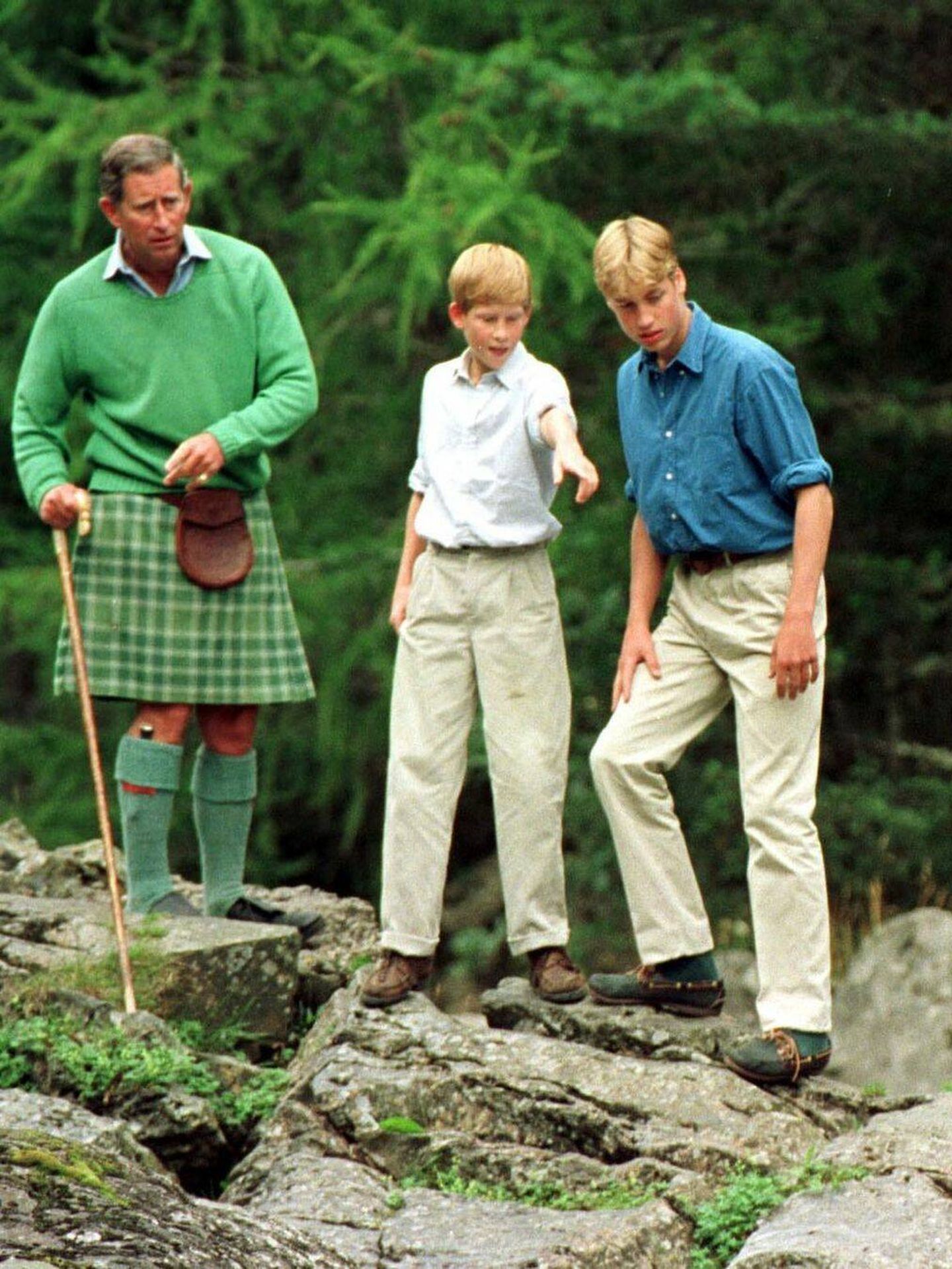 Carlos III, con sus hijos siendo adolescentes. (@theroyalfamily)