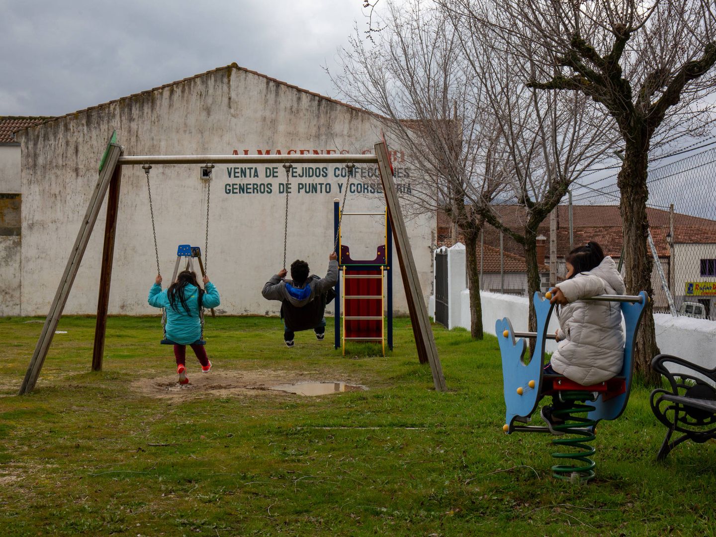 Los tres nuevos niños de Santa María del Berrocal juegan en el patio de la escuela. (D. B.)