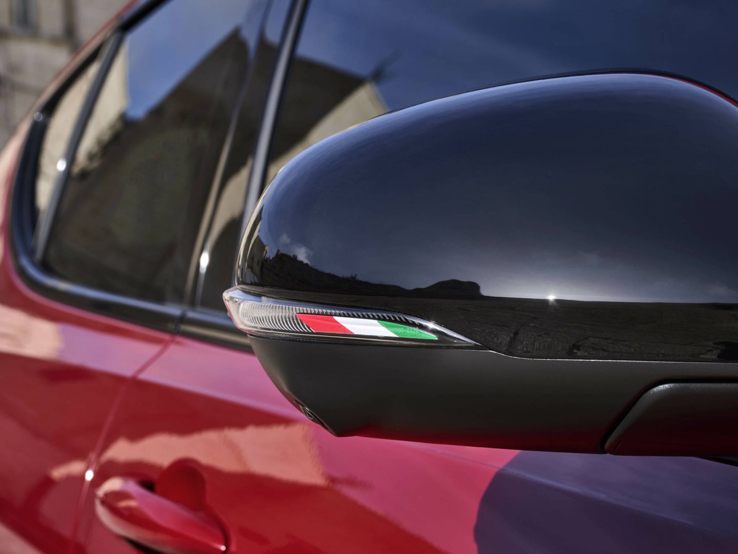 Las carcasas de los retrovisores están personalizadas con los colores de la bandera italiana.