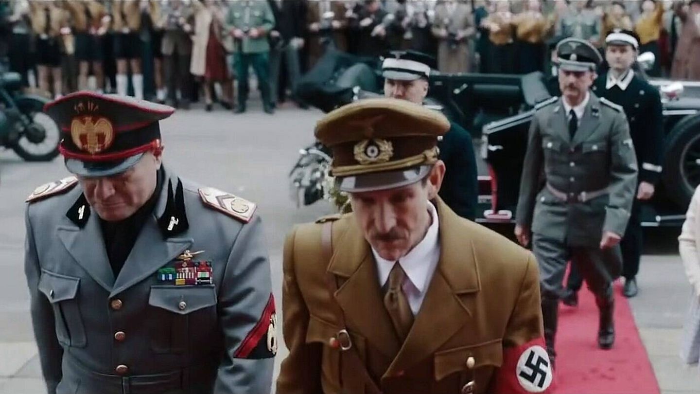 Domenico Fortunato es Mussolini y Ulrich Matthes interpreta a Adolf Hitler. (Netflix)