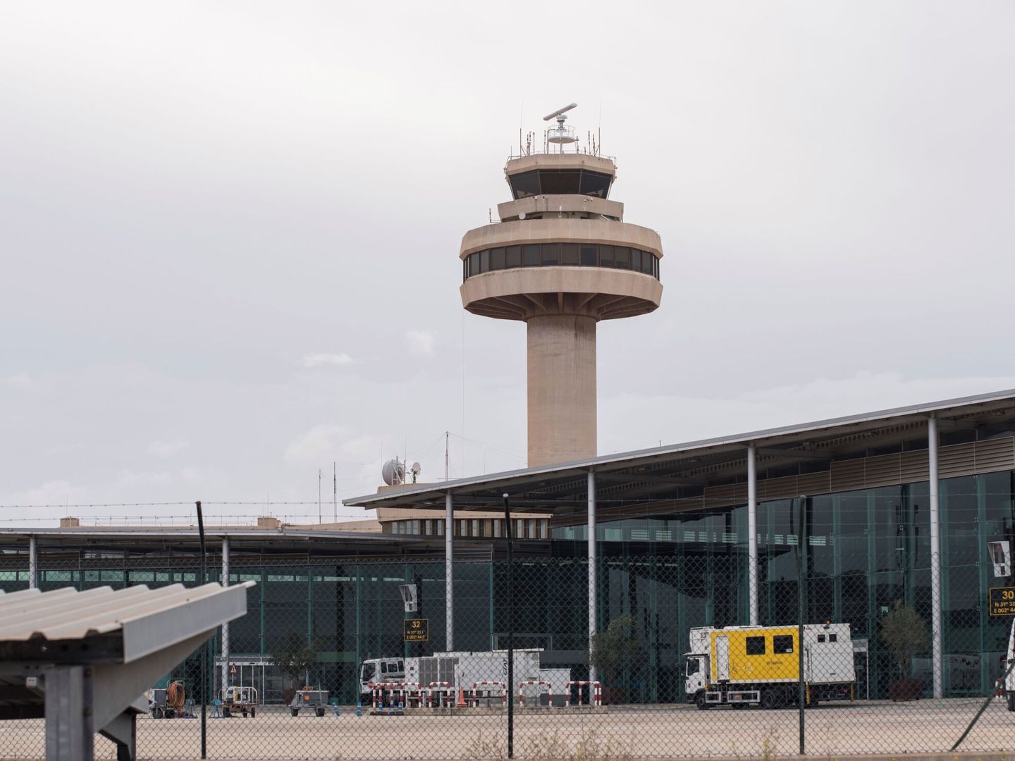 Torre de control del aeropuerto de Palma de Mallorca, tercero con más tráfico de España y el más grande donde se va a privatizar el control aéreo. (EFE/Atienza)