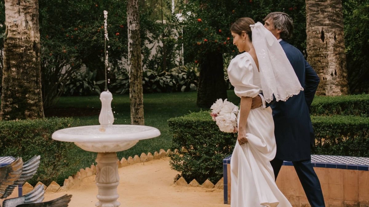 La boda en Sevilla de María: dos vestidos de novia, un velo corto y unos zapatos rosas