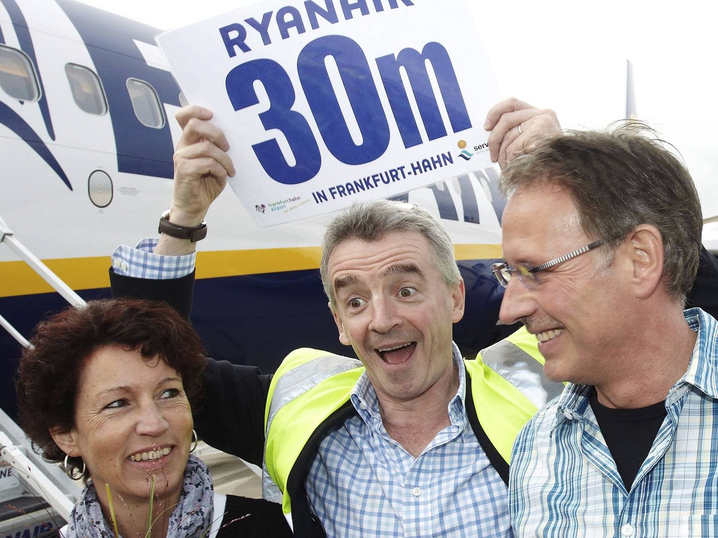 Michael O'Leary con el pasajero 30 millones de Ryanair. (EFE)