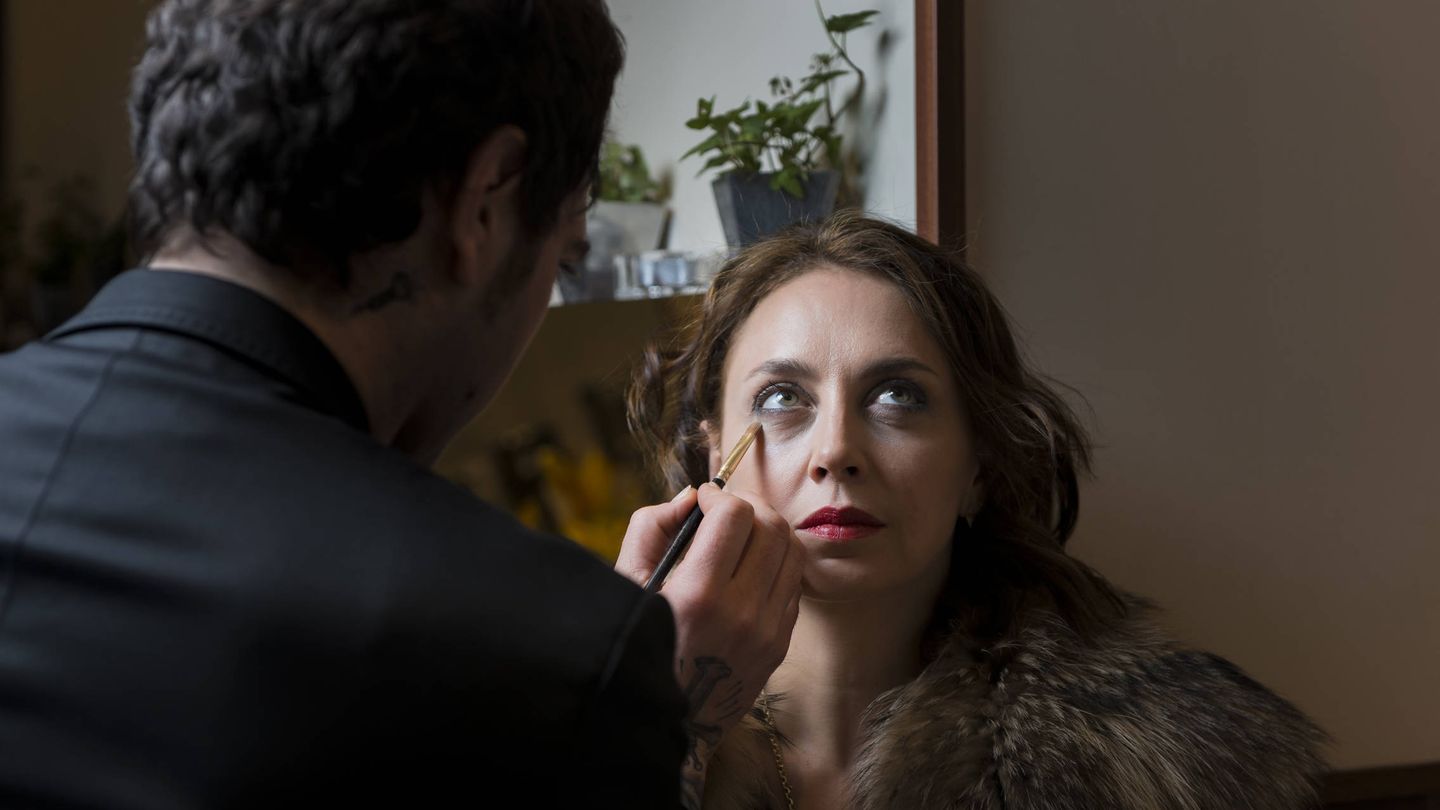 Eliza Arcaya con nuestro maquillador Paco Orellana, en un momento del 'shooting' de Vanitatis.