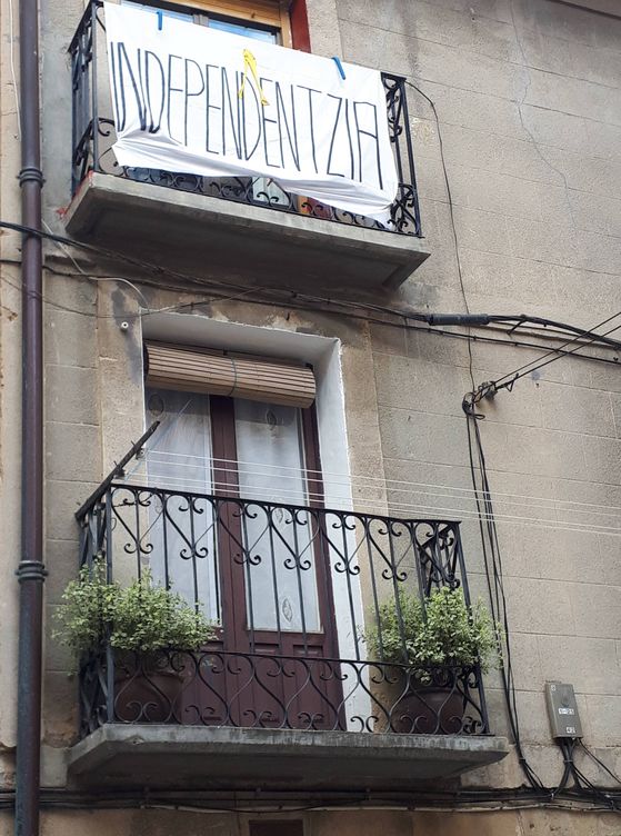 Una pancarta a favor de la independencia y con un lazo amarillo cuelga de un balcón en Laguardia. (J. M. A.)