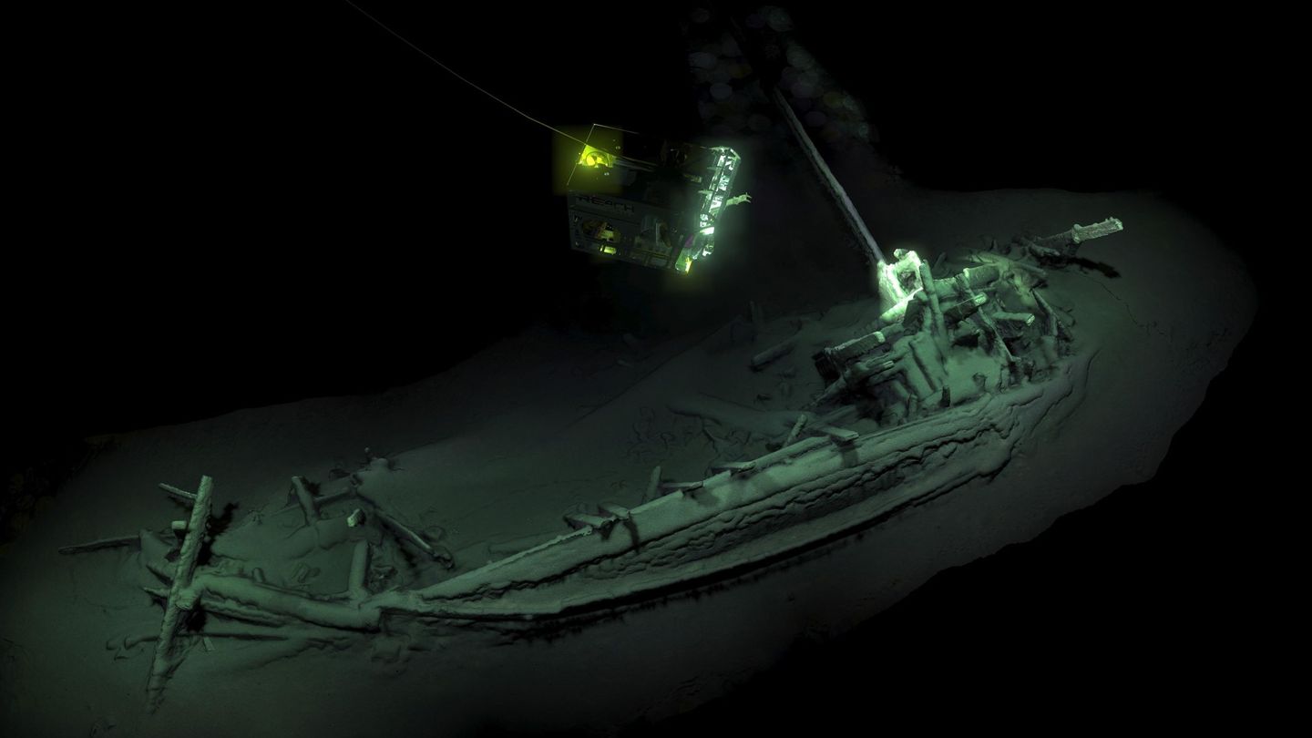 Fotografía del navío más antiguo del mundo encontrado en una expedición en la costa búlgara del Mar Negro. (EFE)