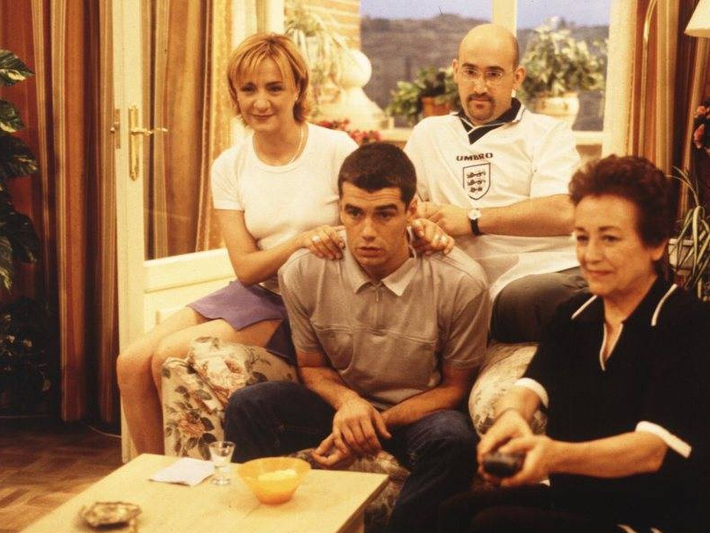 David, Carlota, Paco y Sole, viendo la televisión en casa de Sole. (Mediaset)