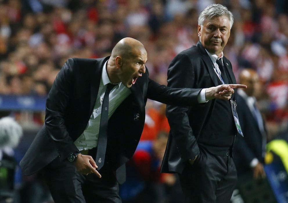 Foto: Zidane da órdenes delante de Ancelotti durante un partido de la pasada temporada (Reuters)