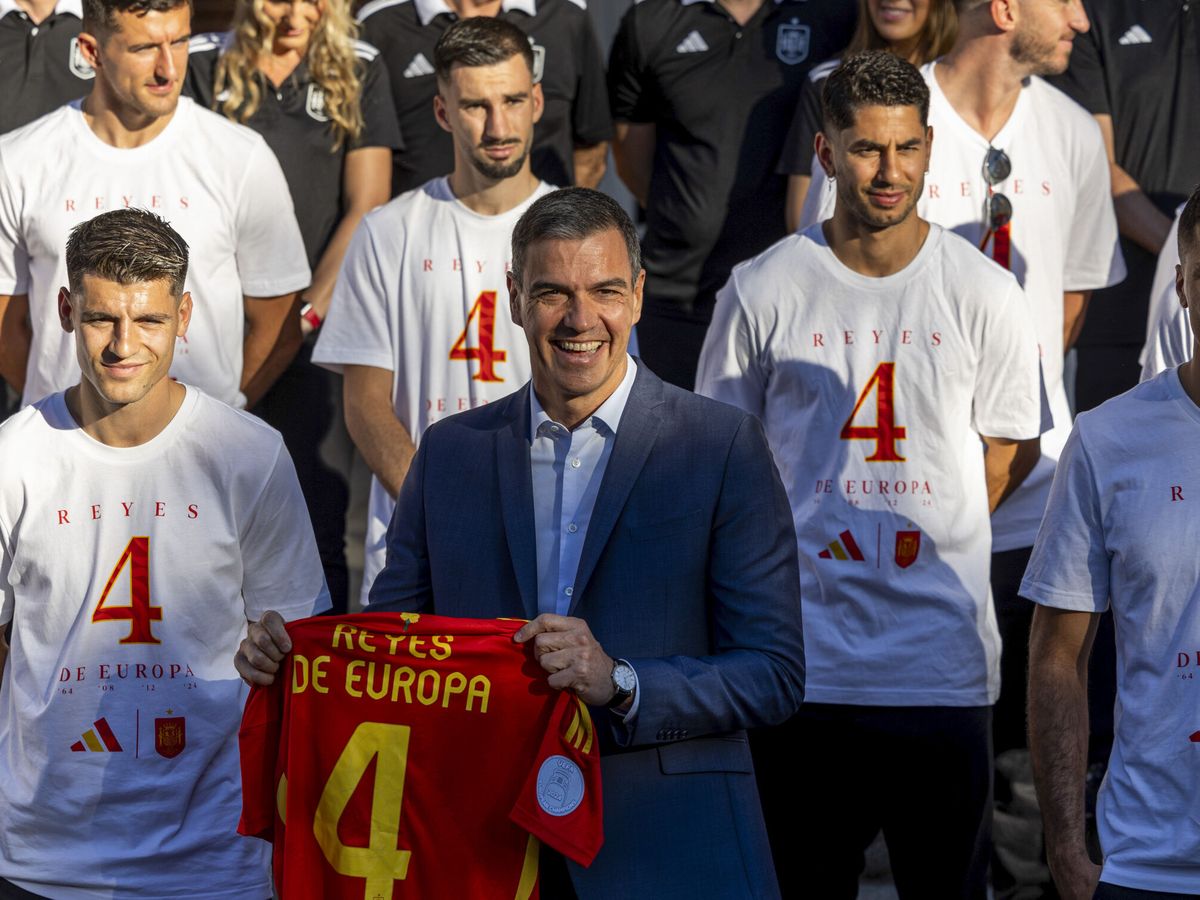 Foto: El presidente del Gobierno, Pedro Sánchez, y los jugadores de la Selección, en el acto protocolario. (EFE/Daniel González)