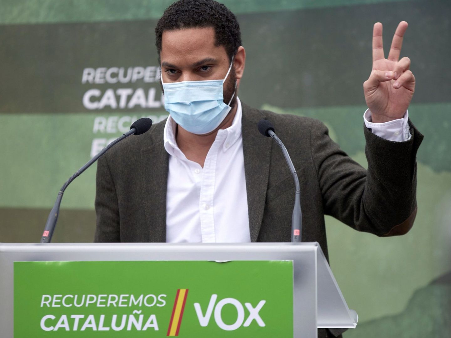 El candidato de Vox a la Generalitat, Ignacio Garriga, en un mitin celebrado en el parque de la Dehesa de Girona. (EFE)