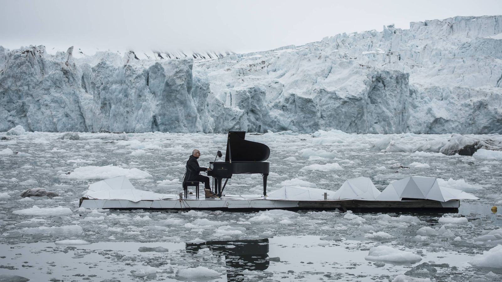 Foto: Ludovico Einaudi tocando en el Ártico (Greenpeace)