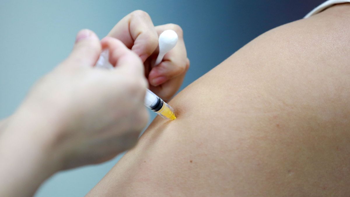 Sanidad investiga tres casos de trombosis en personas vacunadas con AstraZeneca