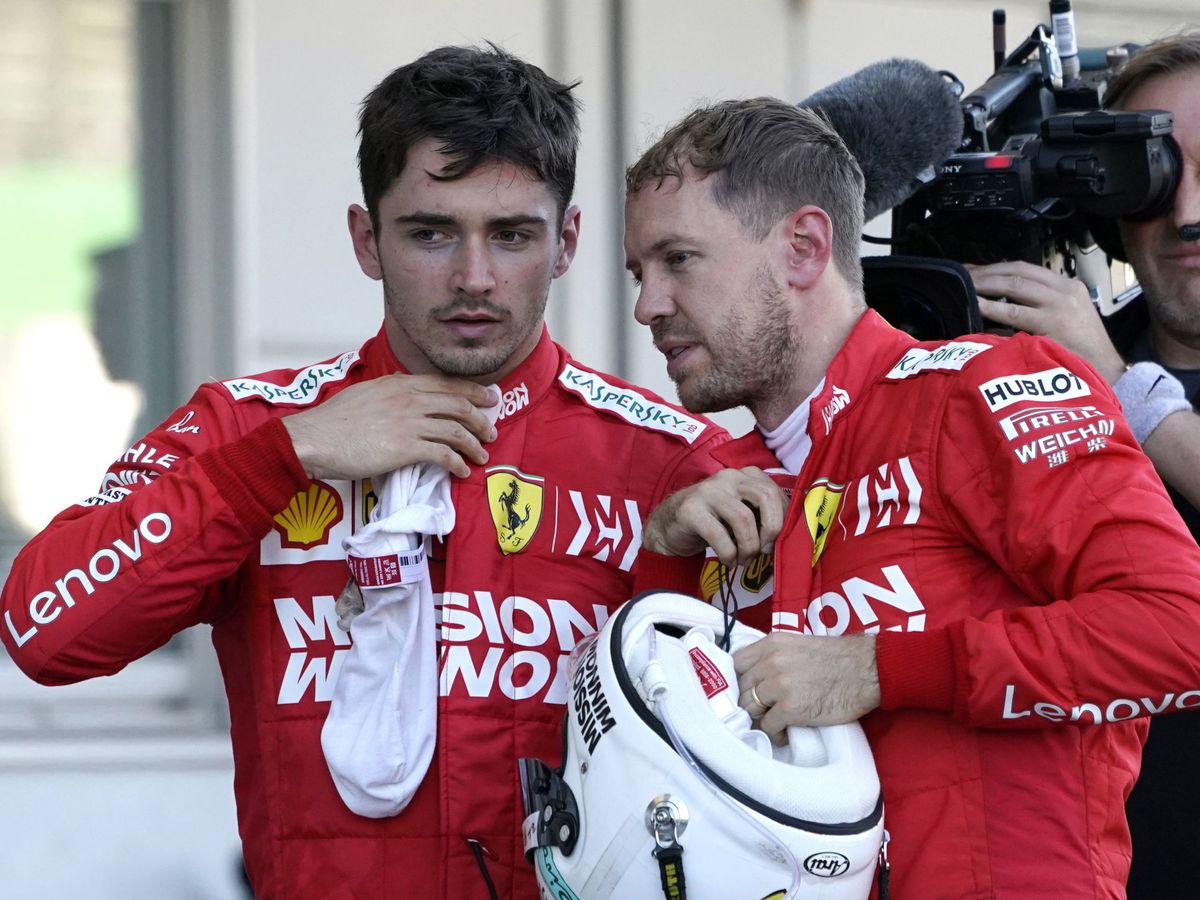 Foto: Sebastian Vettel conversando con Charles Leclerc. (EFE)