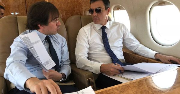 Foto: Pedro Sánchez, en su viaje a Bruselas con el avión presidencial. (Moncloa)