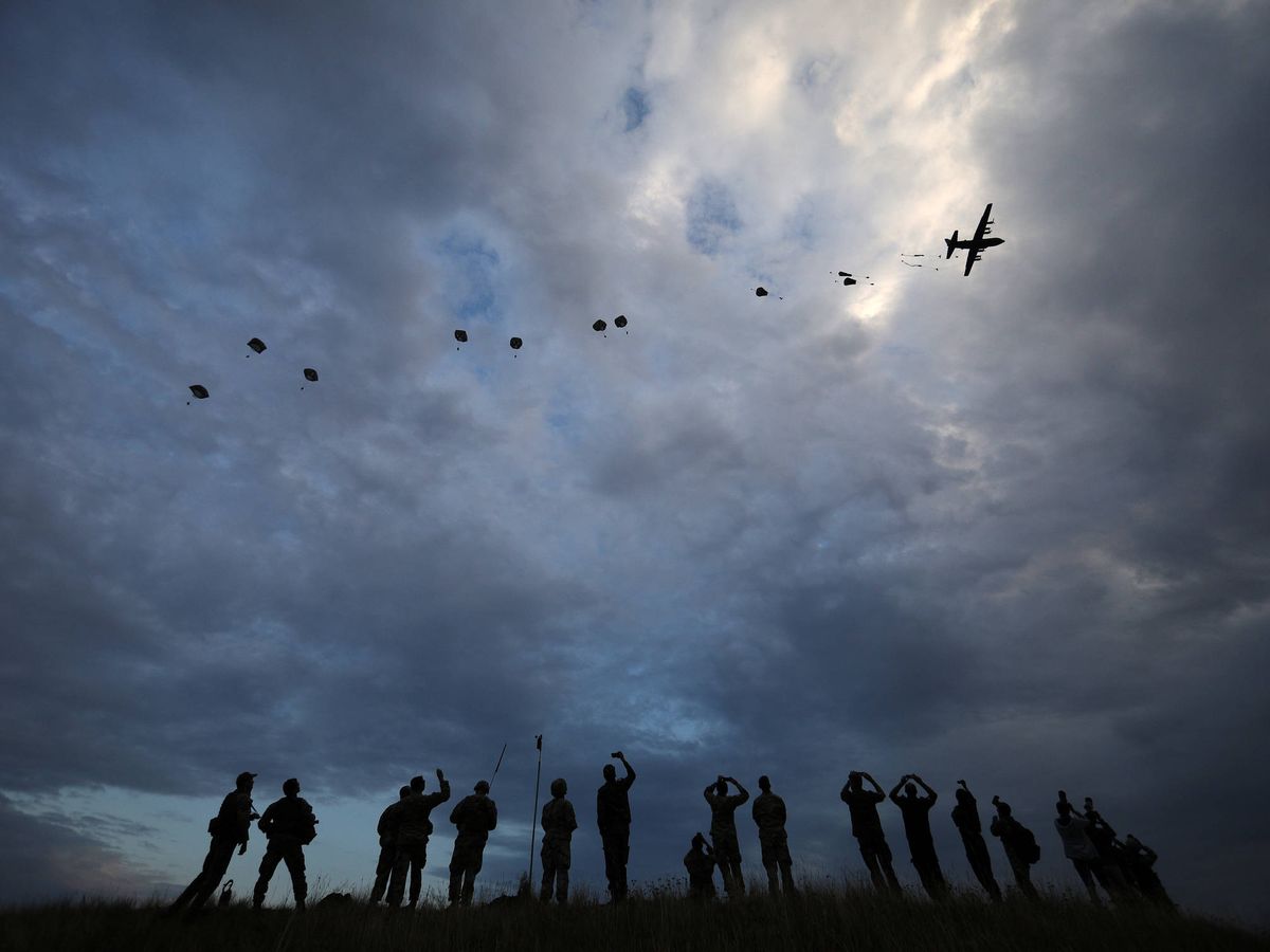 Foto: Paracaidistas de la OTAN durante unas maniobras en el aeródromo de Bezmer, en Bulgaria. (Reuters)