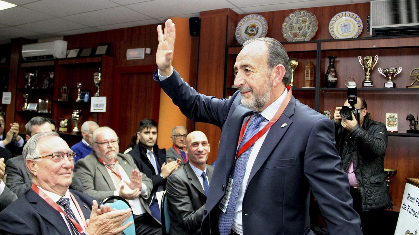 Paco Díez, con Rubiales y Aganzo al fondo, el día que fue elegido presidente de la Federación de Fútbol de Madrid. 