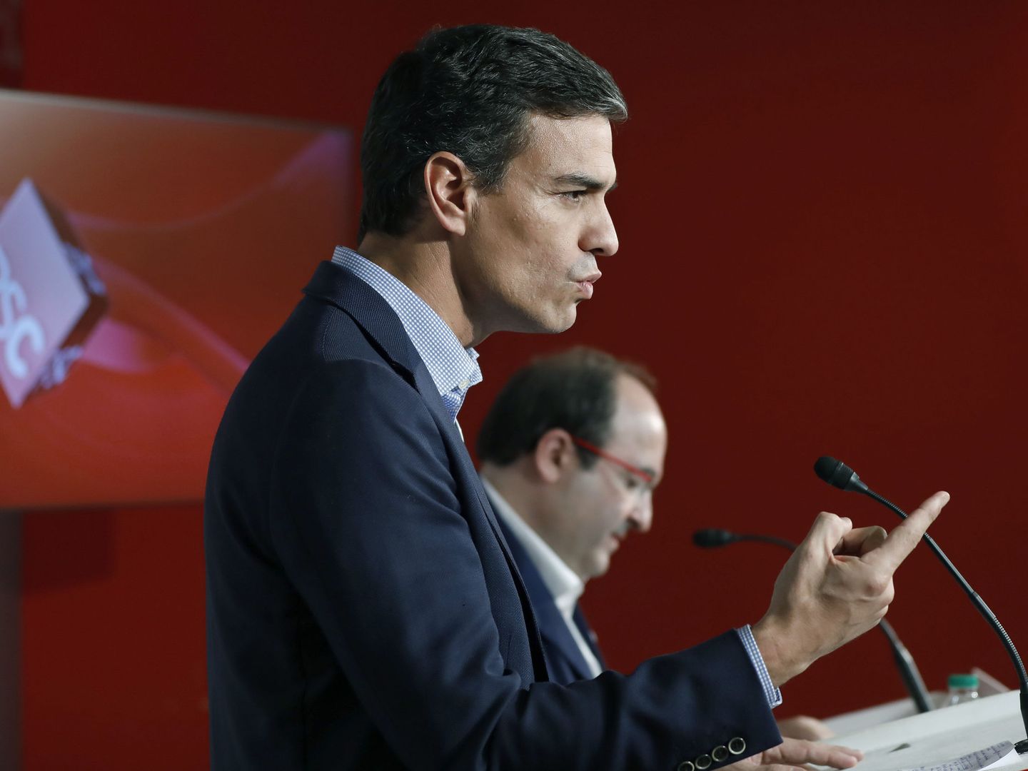 El secretario general del PSOE, Pedro Sánchez, y el primer secretario del PSC, Miquel Iceta (d). (EFE)