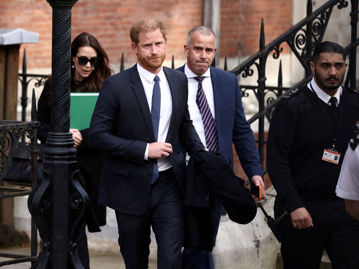 Foto: El príncipe Harry y sus abogados, durante un juicio en Londres. (Reuters/Henry Nicholls)