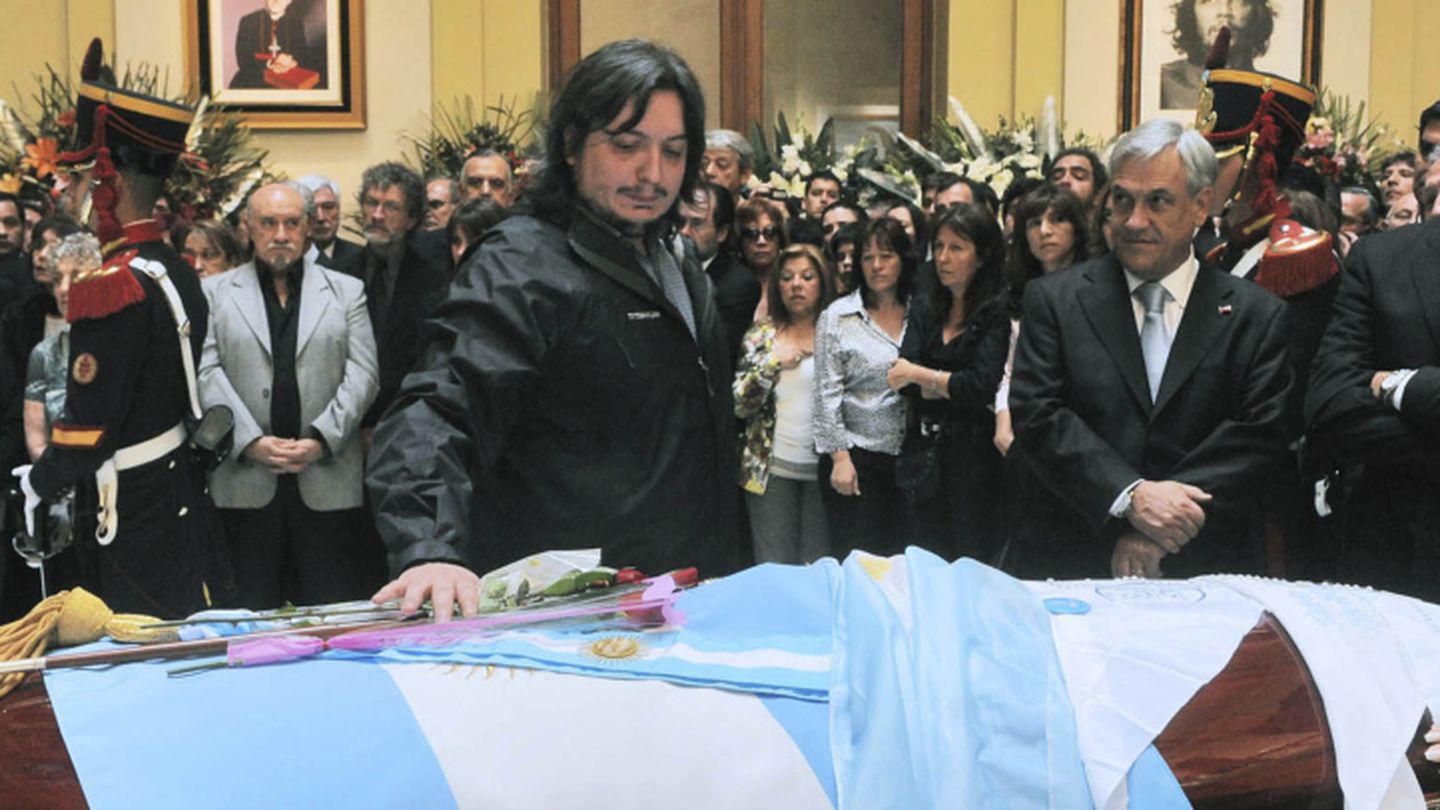 Máximo Kirchner toca el ataúd de su padre Nestor durante su funeral (Reuters). 
