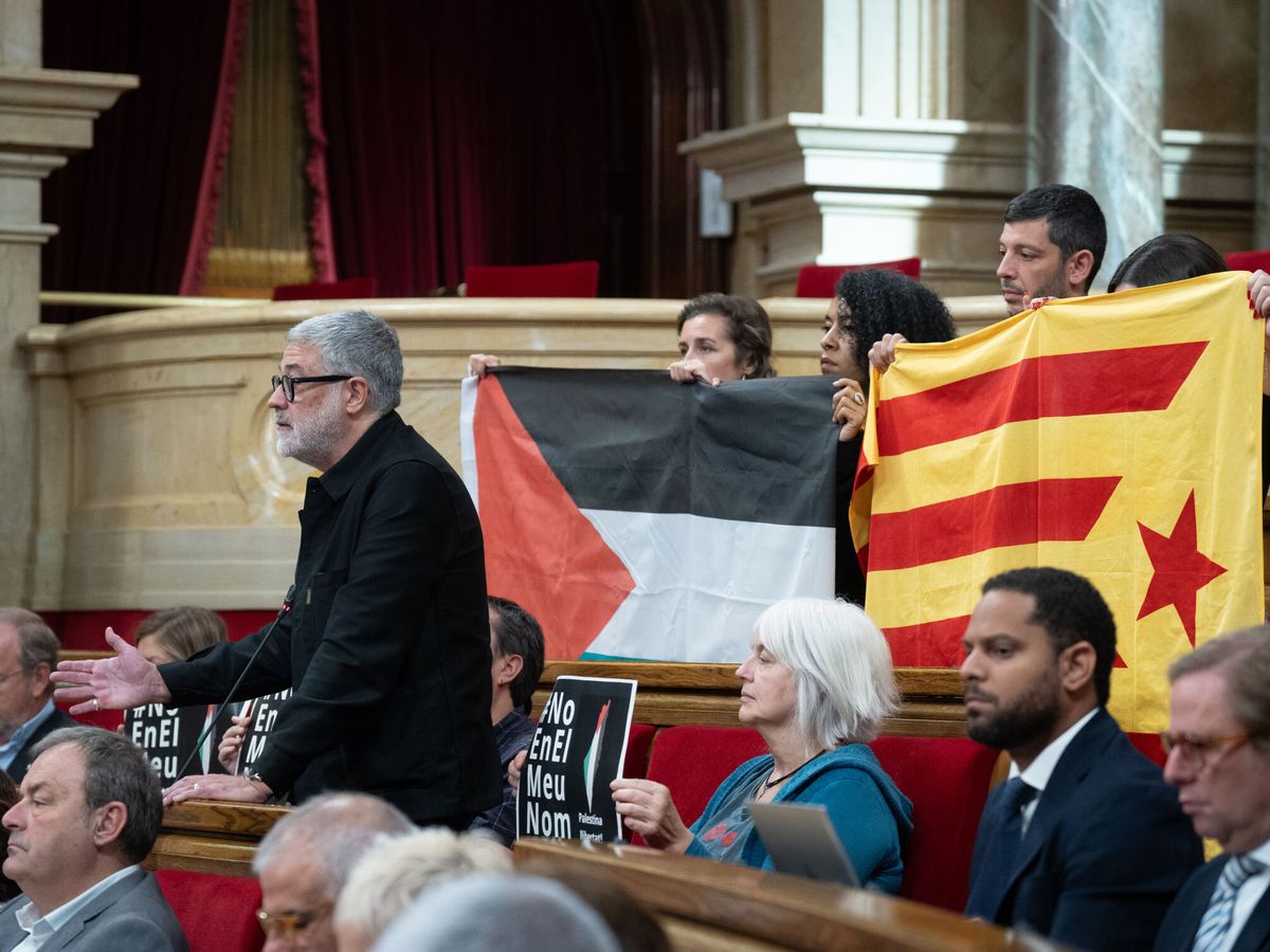 Foto: Carles Riera, de pie en el Parlament de Cataluña. (Europa Press/David Zorrakino) 