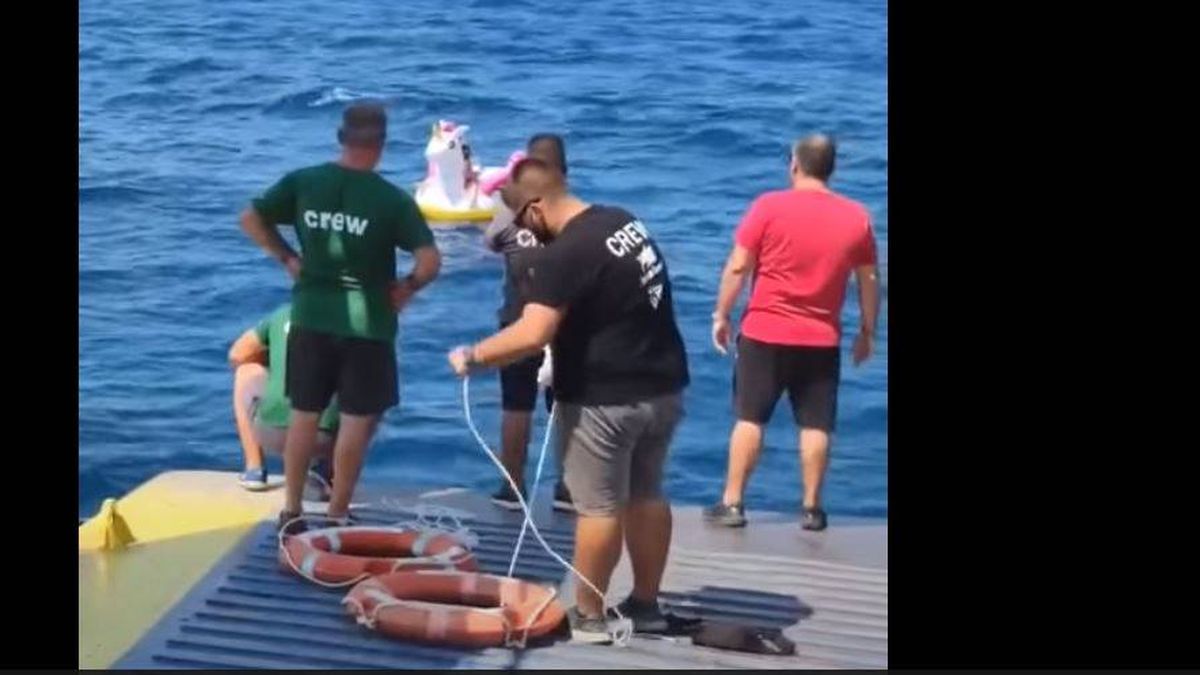 Un ferry rescata del mar a una niña que iba a la deriva en un flotador de unicornio