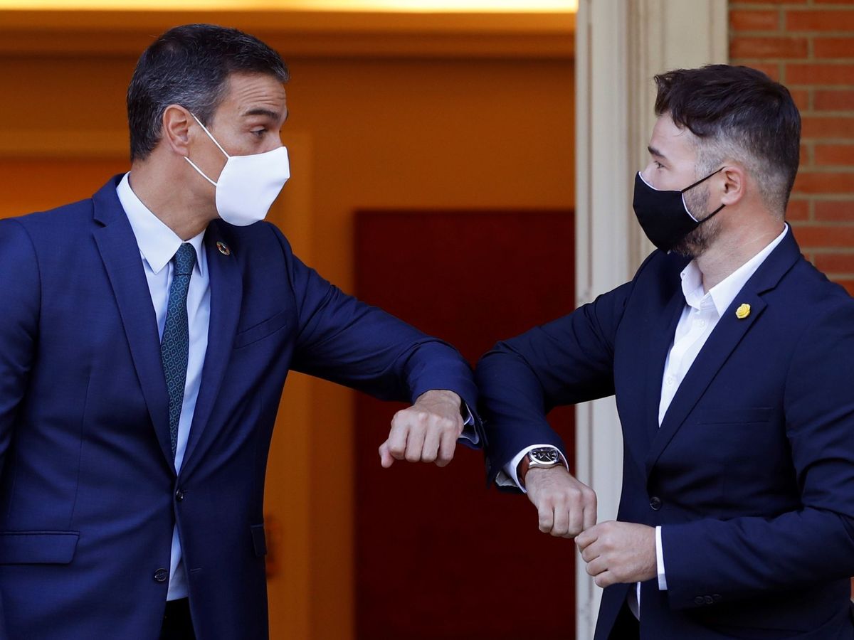 Foto: El presidente del Gobierno, Pedro Sánchez, recibe al portavoz de ERC, Gabriel Rufián (d), en el Palacio en la Moncloa. (EFE)