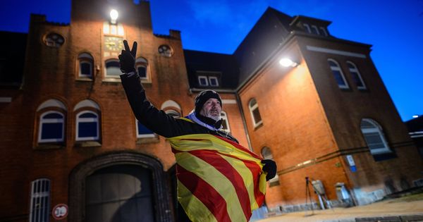 Foto: El simpatizante de Cataluña Eduardo Alonso, con una estelada, celebra la decisión del  Tribunal Regional Superior de Schleswig-Holstein. (EFE)