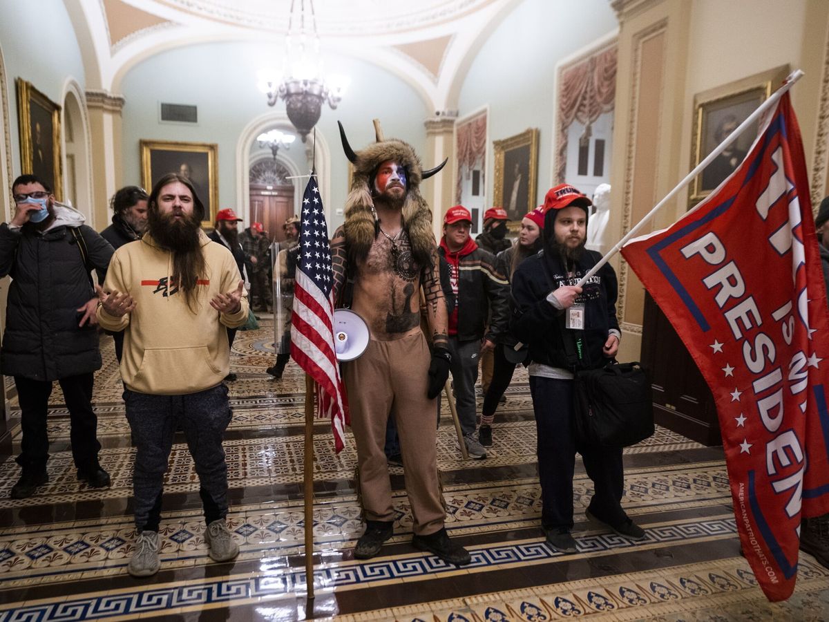Foto: Participantes en el asalto al Congreso estadounidense de hace un año. (EFE/Lo Scalzo)