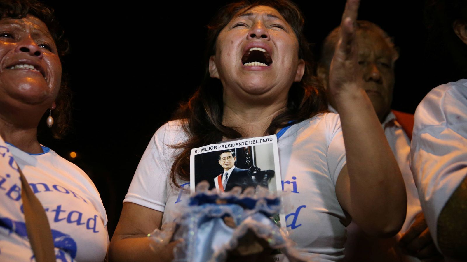 Foto: Seguidores de Alberto Fujimori celebran el indulto concedido al expresidente peruano, en Lima. (Reuters) 