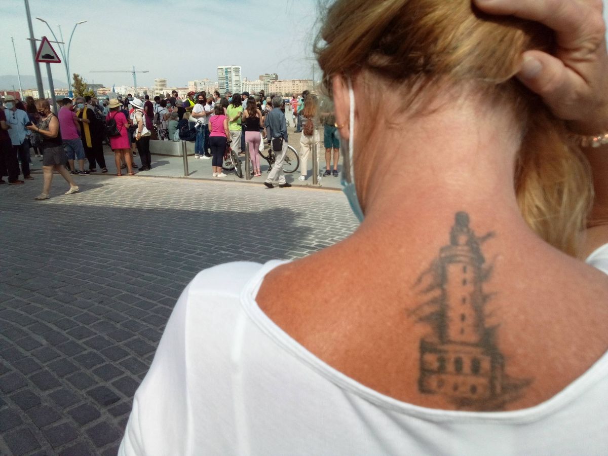 Foto: María Ángeles Rubio, la 'farolera', enseña su tatuaje de La Farola. (P. D. A.)
